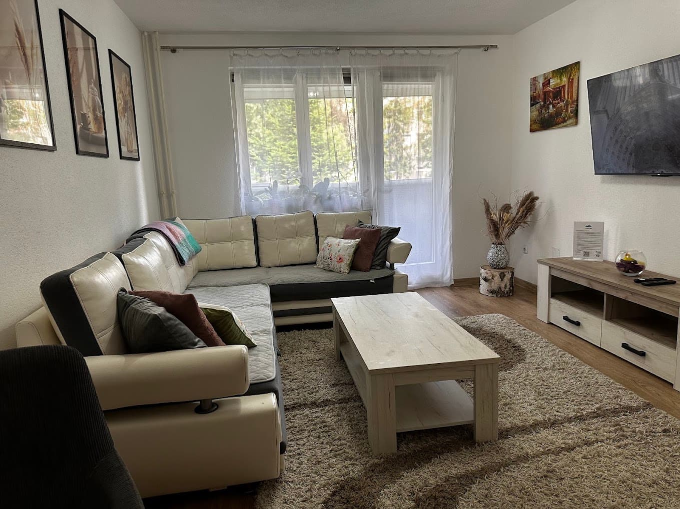 Dnevni boravak sa ugaonom sofom i stočićem, Apartman Cik-Cak