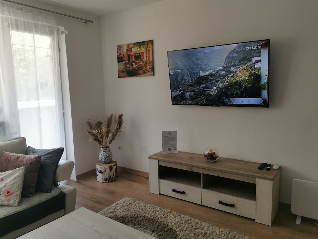 Dnevni boravak sa pametnim TV-om na zidu