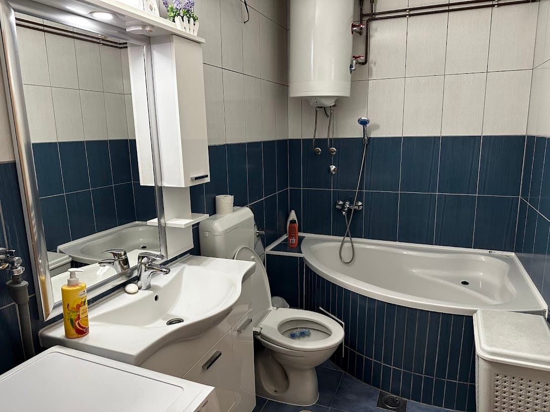 Kupatilo sa kadom, umivaonikom i toaletom