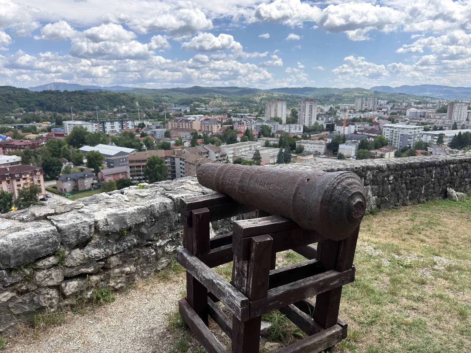 Stari top na Tvrđavi Gradina sa pogledom na Doboj