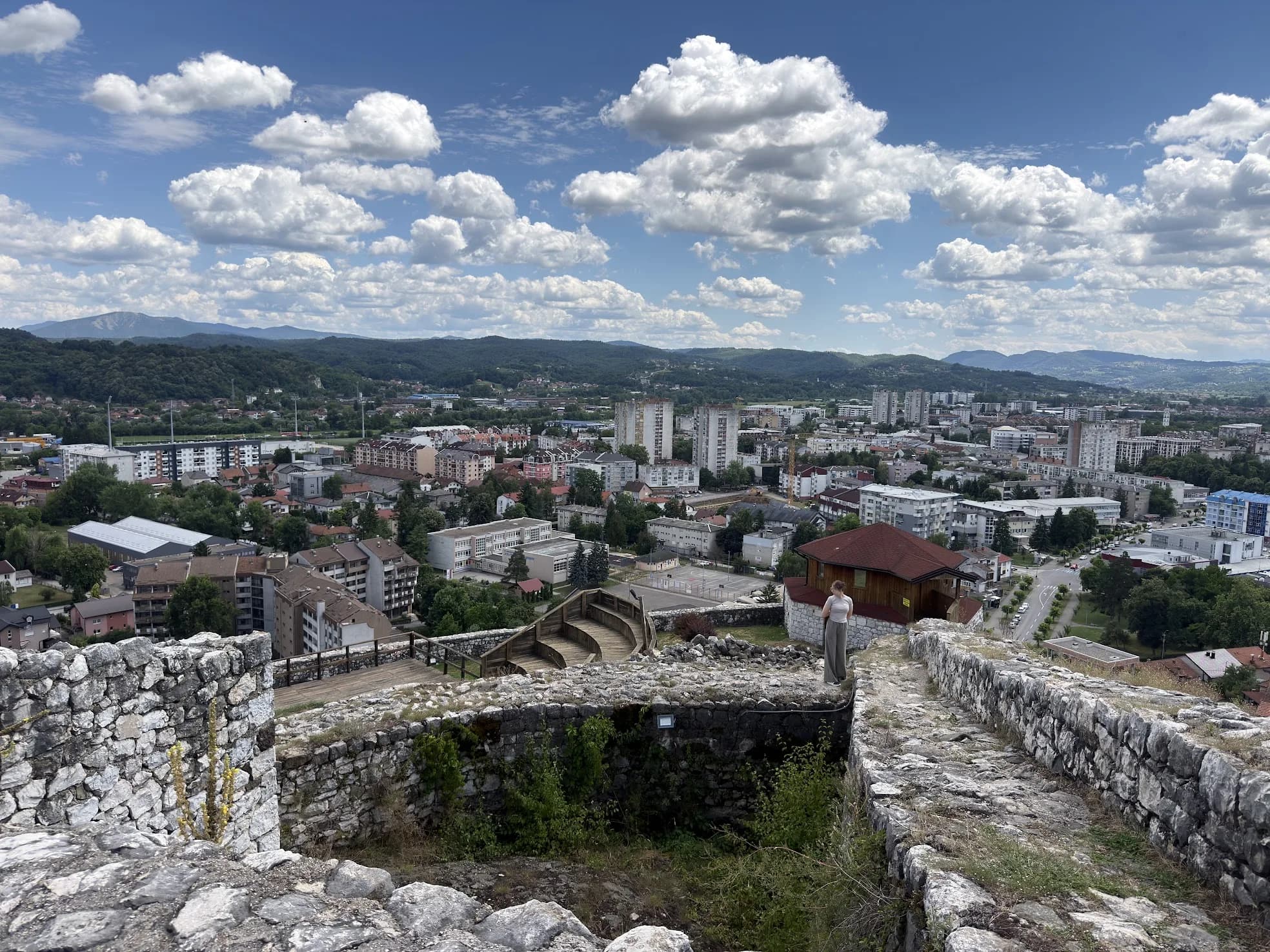 Panoramski pogled na Doboj sa Tvrđave Gradina