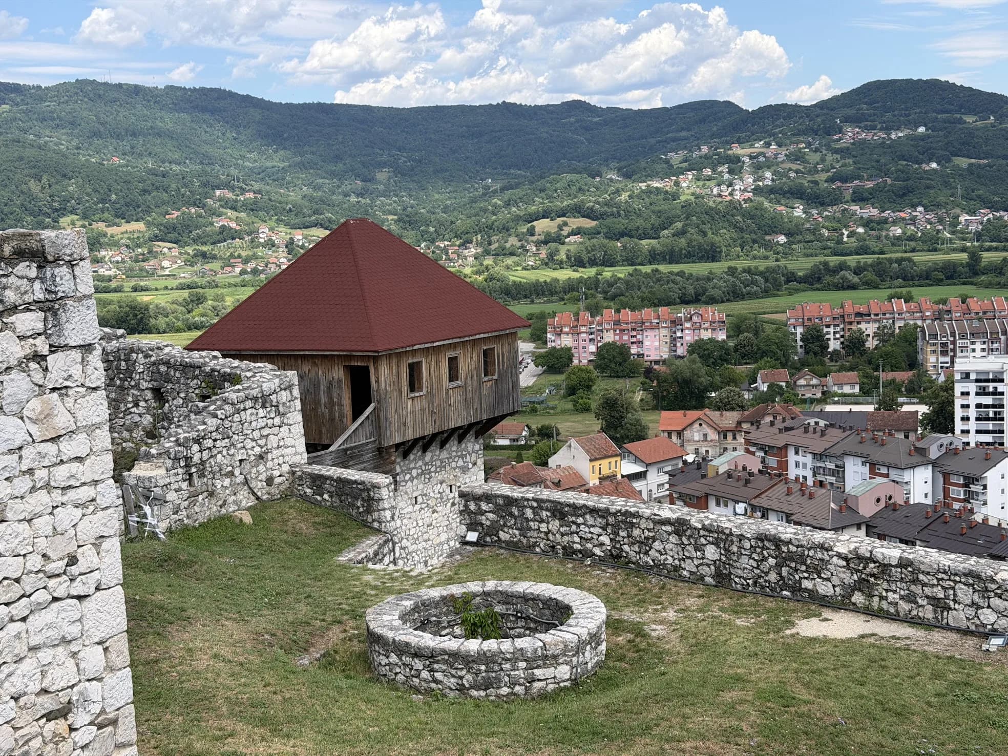 Tvrđava Gradina u Doboju sa pogledom na grad i okolna brda