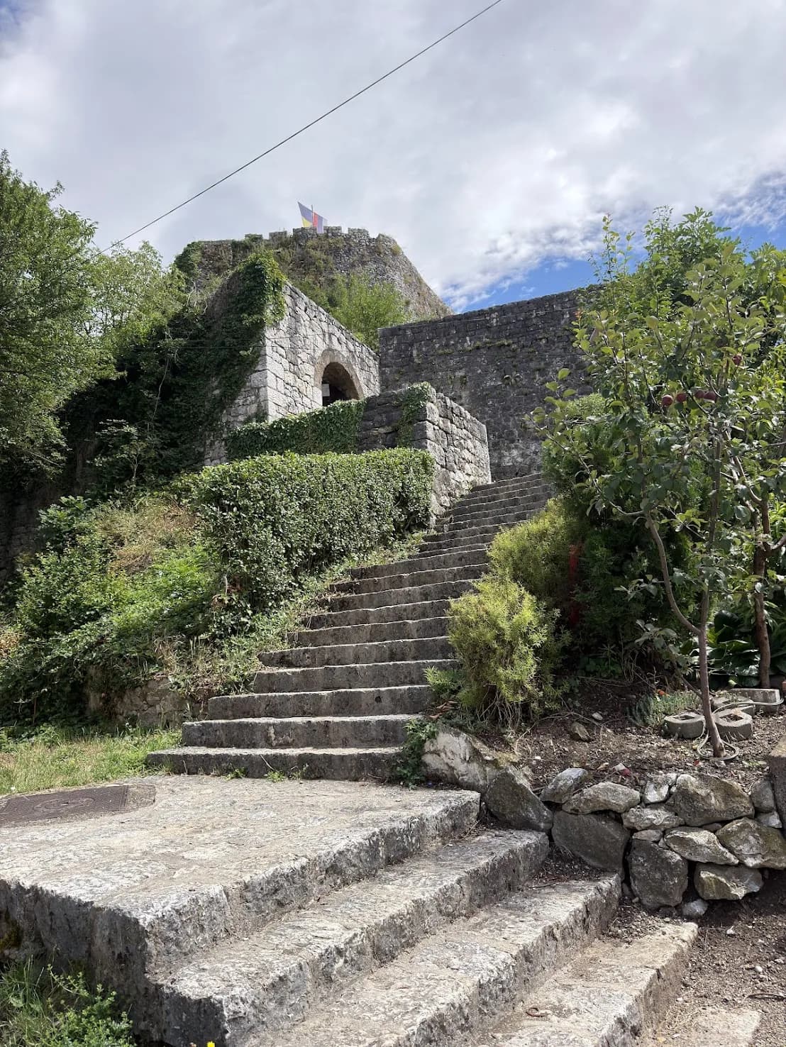 Ulazne stepenice koje vode u Tvrđavu Gradina u Doboju